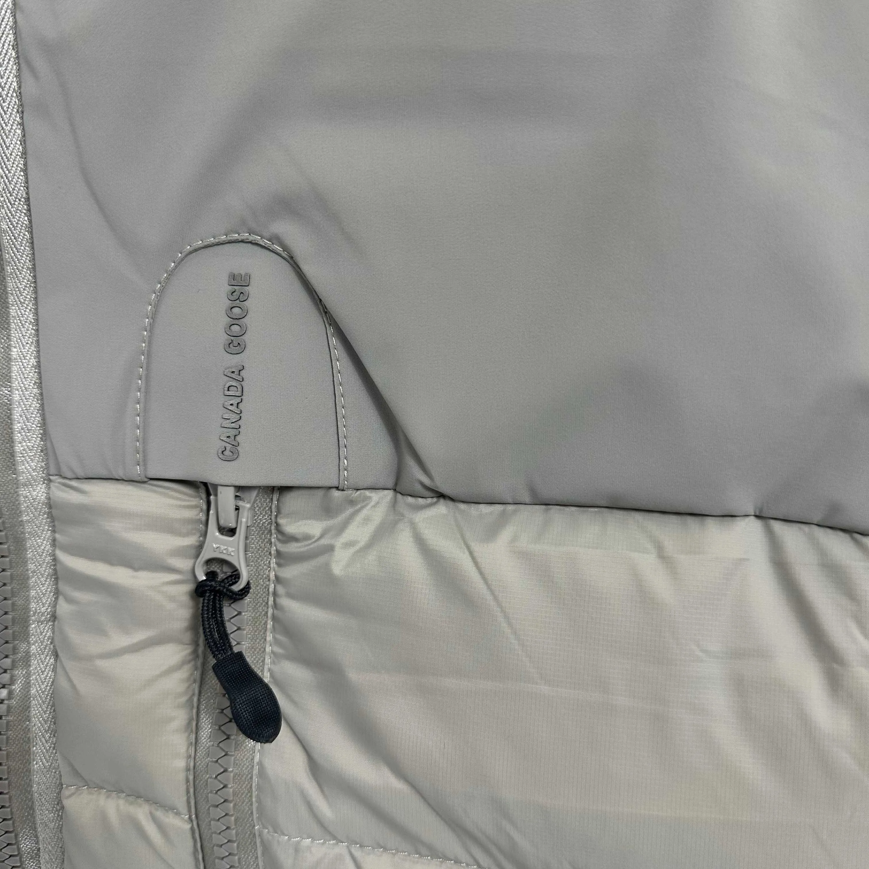 P960 𝙉𝙚𝙬⚜️ CANADA*GOOSE Canada Goose 25-year winter light down jacket, 90 white duck down filling, windproof and wear-resistant, splicing design upper body effect does not appear bloated Color: Apricot Black Size: 48-56